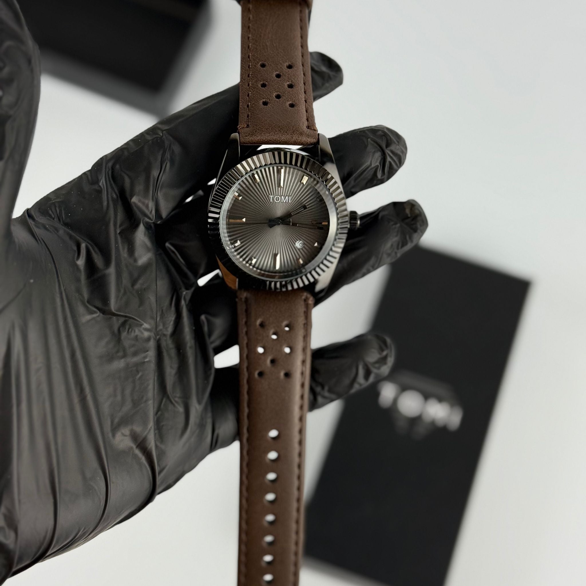 Timeless Style with Modern Precision – Men's Analog Watch with Date Display