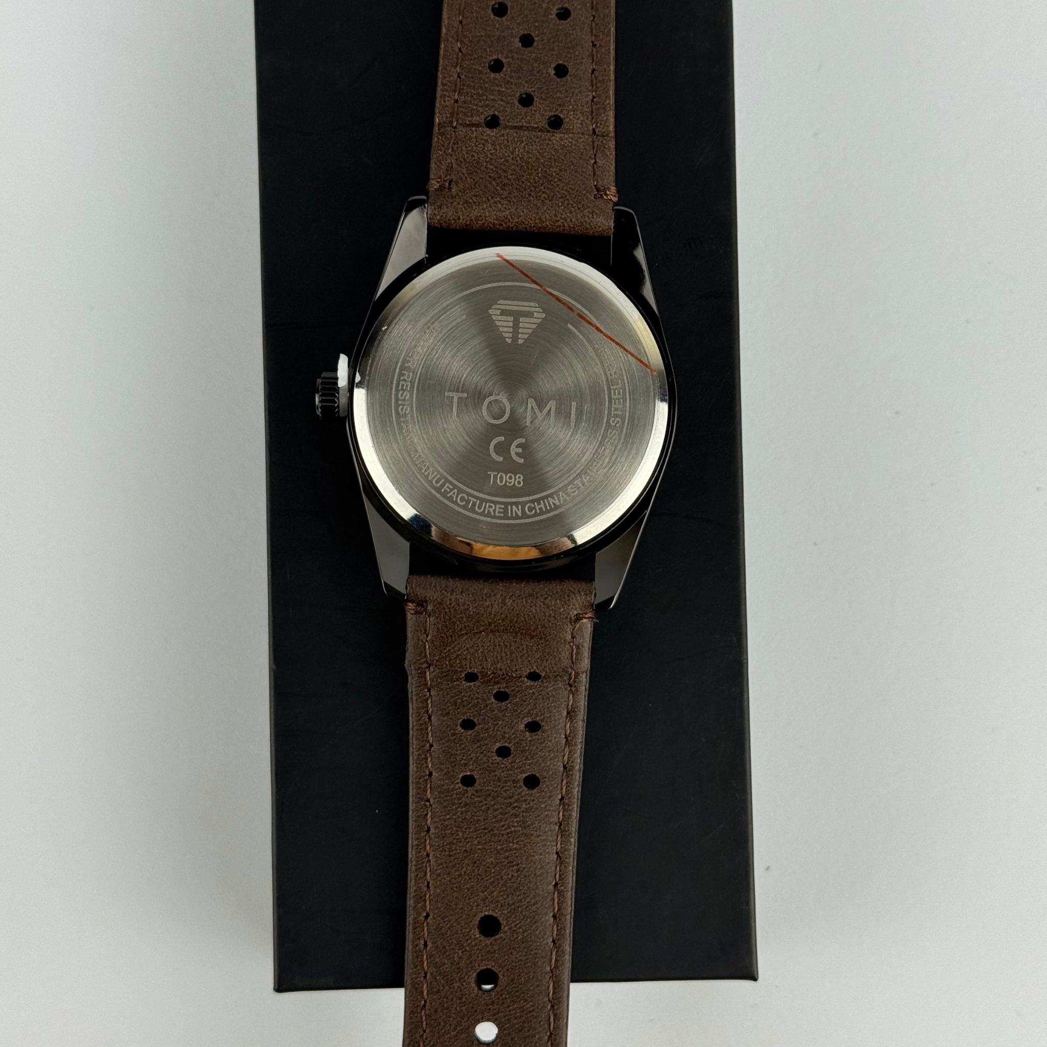 Timeless Style with Modern Precision – Men's Analog Watch with Date Display