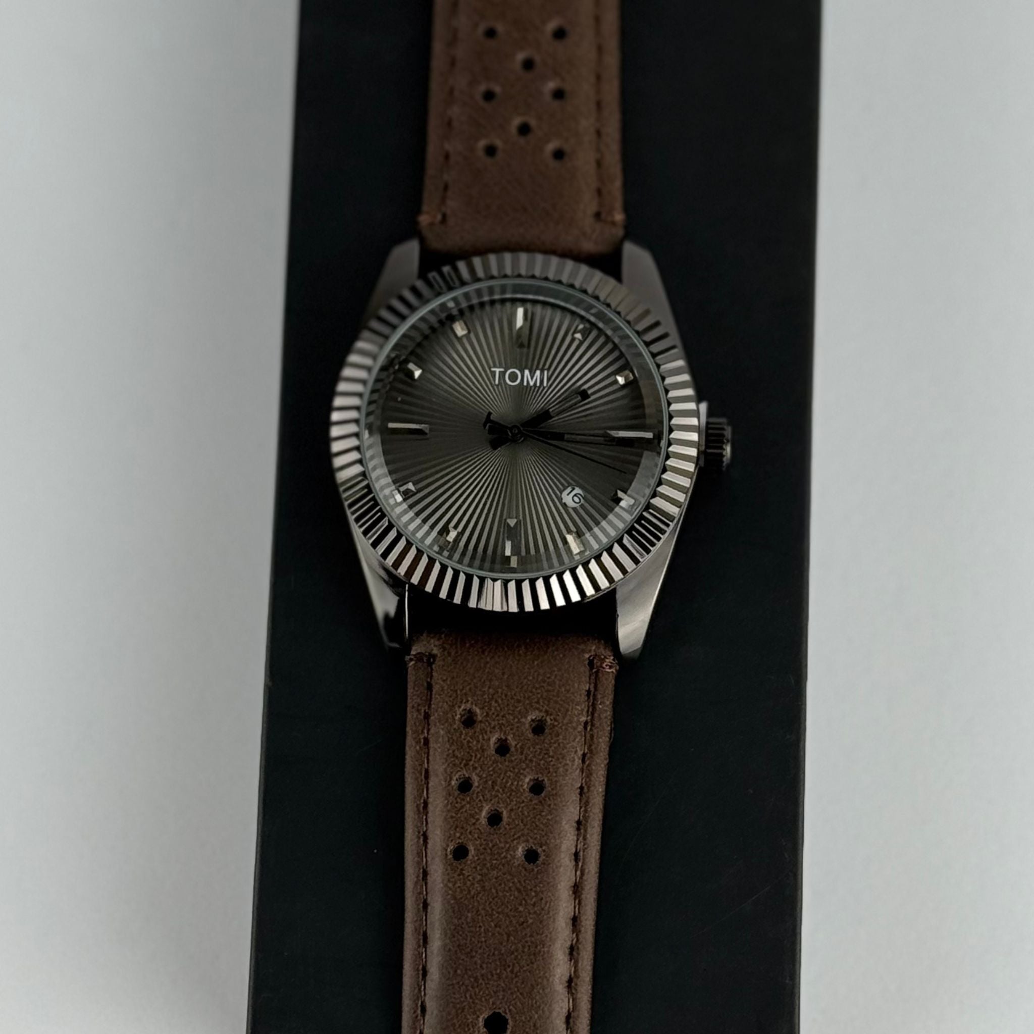 Timeless Style with Modern Precision – Men's Analog Watch with Date Display